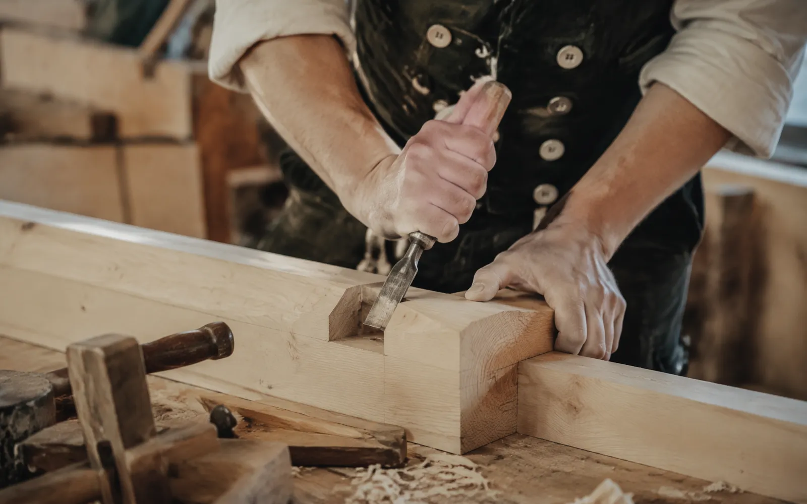 Präzise handwerkliche Bearbeitung einer Holzkonstruktion