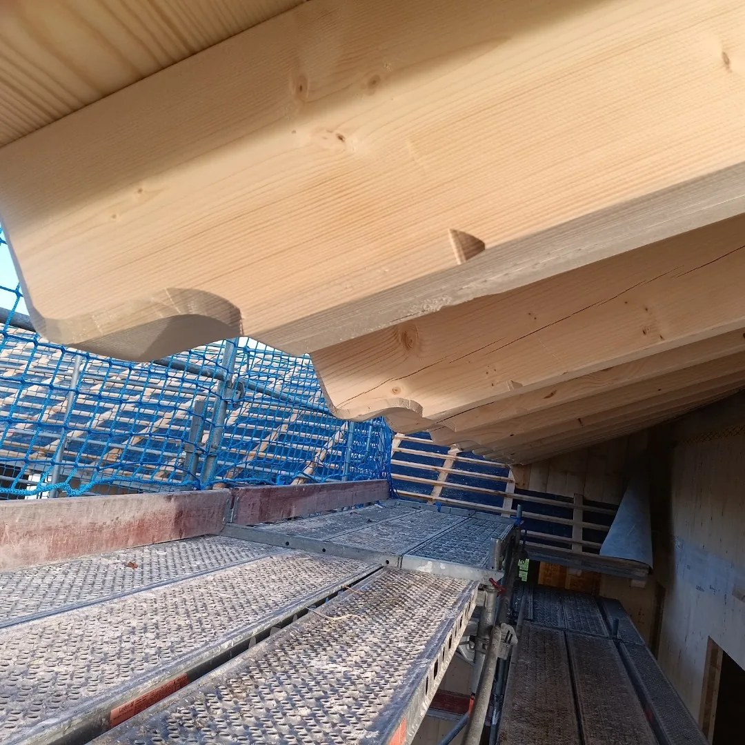 Detailaufnahme einer Holzkonstruktion am Dach